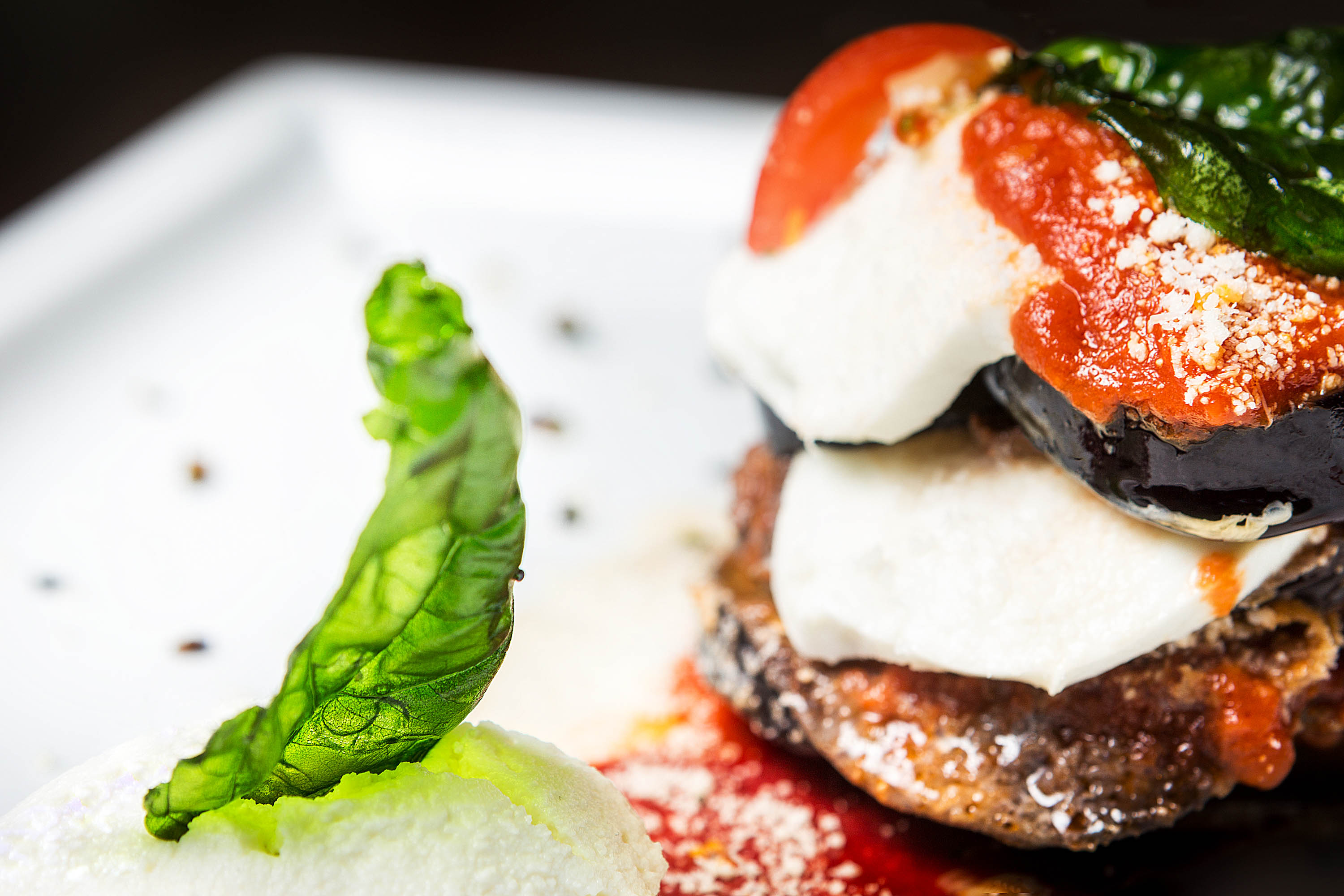 servizio fotografico a piatto di parmigiana di melanzane tricolore