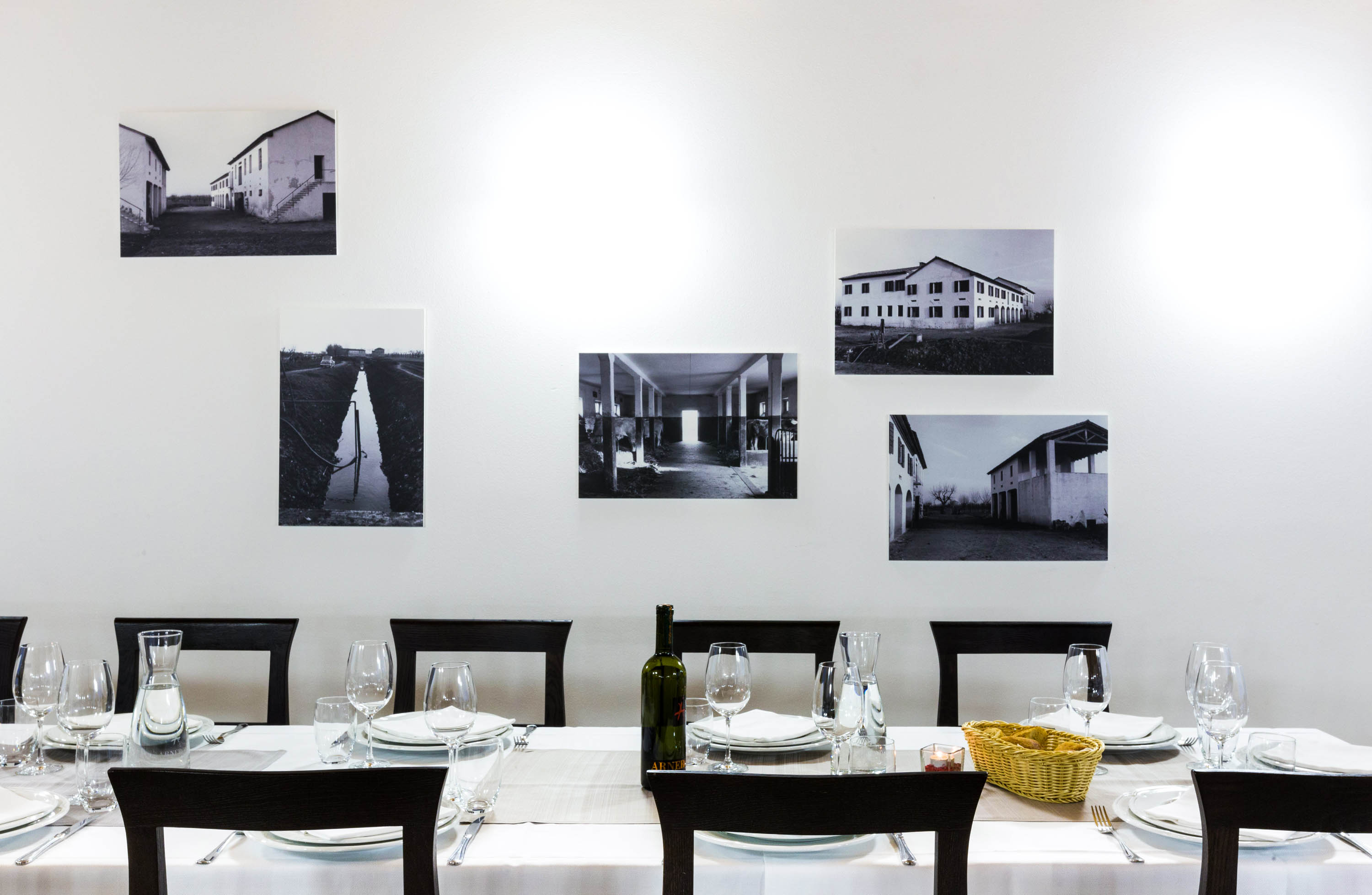 Servizio fotografico ristorante foto di design parete con fotografie e profilo delle sedie