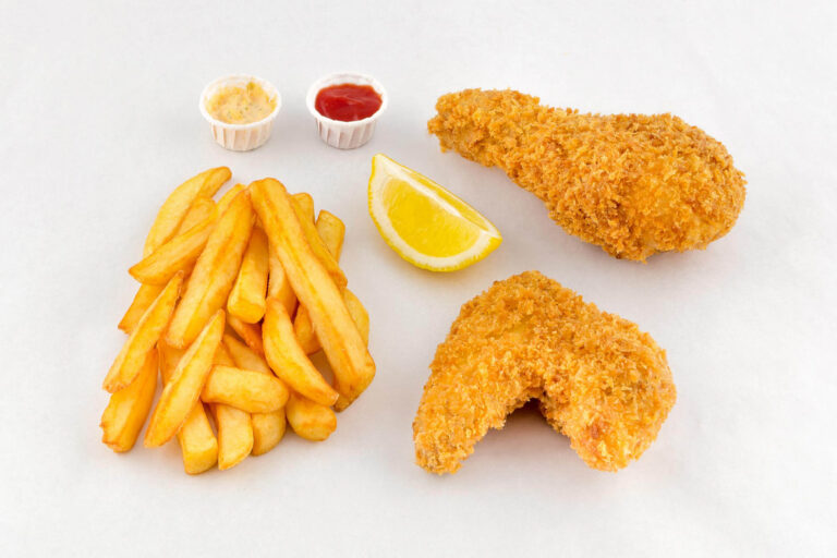 Servizio fotografico food di frutto misto fish and chips composizione su fondo bianco con salse